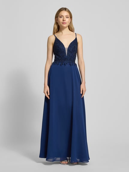 Kobiece model prezentuje tailliertes Abendkleid mit Zierbesatz von LUXUAR FASHION, granatowy kolor, koronka, maxi, widok z przodu, cała sylwetka.