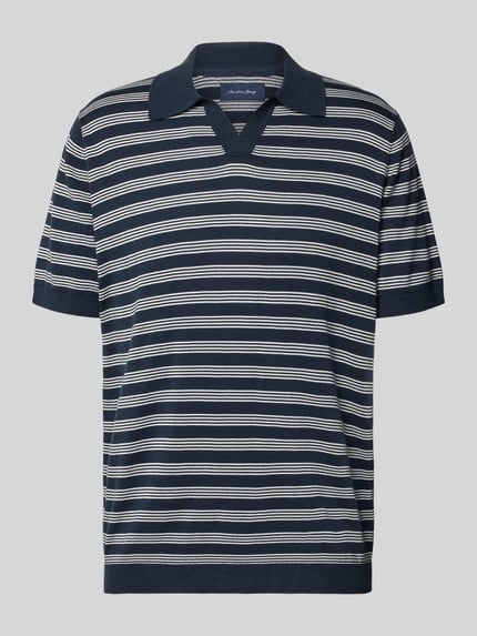 Produktfoto, Regular Fit Poloshirt mit V-Ausschnitt von Christian Berg Men aus bawełny, krój regular fit, granatowe i białe paski, kołnierzyk polo, długość tyłu w rozmiarze M: 68 cm, długość rękawa w rozmiarze M: 27 cm, tekstura miękka