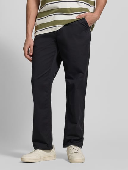Männermodel trägt schwarze Chino mit Eingrifftaschen Modell 'MADDOX' von Blend, Baumwoll-Elasthan-Mix, Regular Fit, Nahaufnahme Unterkörper.