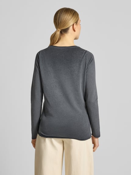 Vrouwenmodel draagt Longsleeve met Rundhalsausschnitt van Smith and Soul in grijs, rechte fit, katoenmix, ruglengte 66 cm, mouwlengte 62 cm, volledig lichaam achteraanzicht.