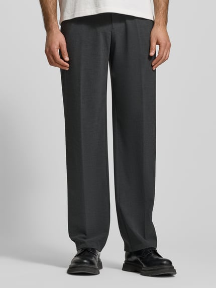Mężczyznamodel nosi Regular Fit Weite Hose mit Viskose-Anteil od s.Oliver BLACK LABEL, melange, krój regular fit, boczne kieszenie, szlufki, zapinane na guzik i kryty zamek, widok całego ciała z przodu.