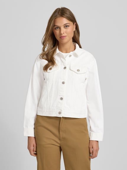 Vrouwenmodel draagt Jeansjacke mit Brusttaschen Modell 'PAIZLEY' van Lauren Ralph Lauren in wit, puur katoen, regular fit, platte kraag, knoopsluiting, borstzakken, ruglengte maat S 49 cm, schouderbreedte 43 cm, borstwijdte 48 cm, mouwlengte 55 cm, Ganzkörperansicht van voren.