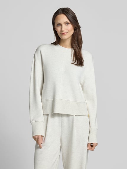 Frauenmodel trägt Cropped Sweatshirt mit Rundhalsausschnitt Modell 'philippe' von VARLEY im Viskose-Mix mit Stretch-Anteil, Ganzkörperansicht von vorne.