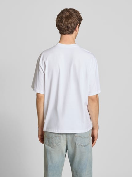 Męski model nosi Oversized T-Shirt aus reiner Baumwolle Modell 'COOPER' von Only & Sons, efekt: jednolity kolor, krój oversized, nadruk z motywem, okrągły dekolt, rękaw: krótki, materiał: bawełna, Ganzkörperansicht Rückansicht.