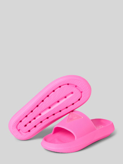 Produktfoto, Sandalette mit Label-Applikation Modell 'RUBBER SLIPPERS' von Guess in kräftigem Pink, abgerundete Spitze, Schlupfform, Absatzhöhe 4 cm bei Größe 39/40, strukturierte Oberfläche