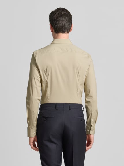 Männermodel trägt Slim Fit Businesshemd aus Baumwoll-Mix Modell 'H-HANK-KENT' von BOSS, Optik: Unifarben, Ganzkörperansicht Rückansicht.