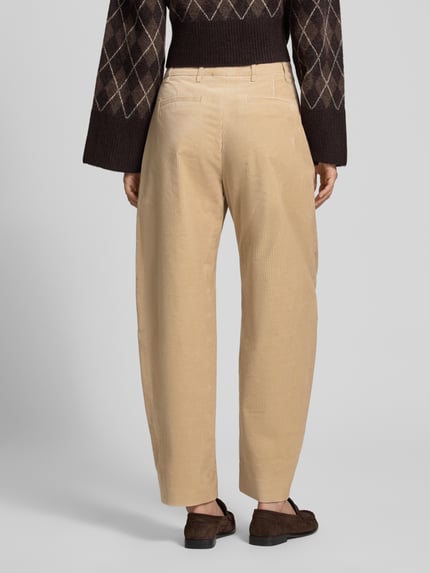 Männermodel trägt Barrel Fit Cordhose mit Eingrifftaschen von windsor., mieszanka bawełny i elastanu, beżowy kolor, widok całej sylwetki z tyłu. Szerokość w rozmiarze 36: 38 cm, długość wewnętrzna nogawki w rozmiarze 36: 73 cm