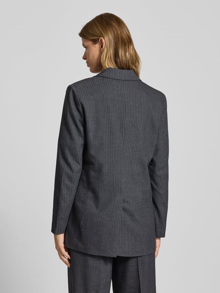 Frauenmodel trägt Relaxed Fit Longblazer mit Nadelstreifen Modell 'PRISCILA' von Pepe Jeans, graues Allover-Muster, Rückenschlitz, Ganzkörperansicht Rückansicht.