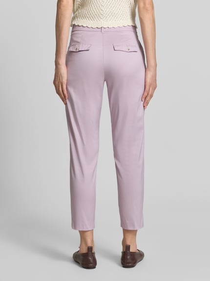 Frauenmodel trägt Slim Fit Stoffhose in verkürzter Passform von Christian Berg Woman in hellem Flieder, Baumwoll-Mix, Gesäßtaschen, Ganzkörperansicht Rückansicht.