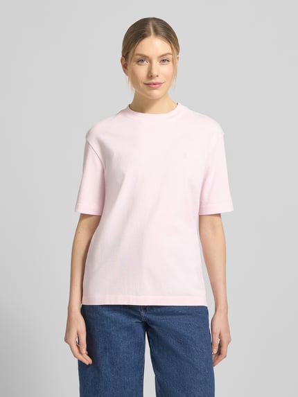 Frauenmodel trägt Loose Fit T-Shirt aus reiner Baumwolle Modell 'TARJAA' von Armedangels in Optik: Unifarben, Feinripp, Logo-Stitching, Rundhals, Kurzarm, Ganzkörperansicht von vorne.