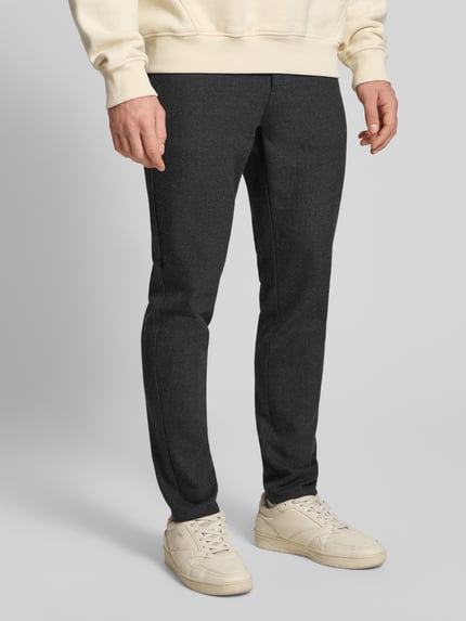 Männermodel trägt Slim Fit Chino mit Viskose-Anteil Modell 'MARK' von Only & Sons in dunkler Melange-Optik, feine Webstruktur, Nahaufnahme Unterkörper.