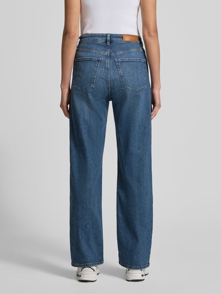Frauenmodel trägt Jeans mit 5-Pocket-Design von comma in Blau, lockerer Schnitt, Baumwoll-Mix, Ganzkörperansicht Rückansicht.
