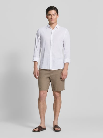 Männermodel trägt Slim Fit Freizeithemd aus Leinen-Mix Modell 'Steven' von CINQUE, weiß, mit Kentkragen und Knopfleiste, Ganzkörperansicht von vorne. Rückseite: Rückenlänge 68 cm, Schulterbreite 42 cm, Ärmellänge 65 cm, Leinen-Baumwoll-Anteil für Herren.