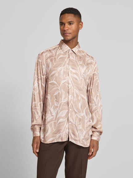 Männermodel trägt Loose Fit Business-Hemd aus Viskose Modell 'Matty' von JOOP! Collection im Allover-Look, Ganzkörperansicht von vorne.
