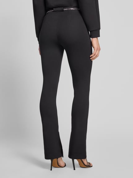 Frauenmodel trägt Weite Hose aus Baumwoll-Mix Modell 'Nenrietta' von HUGO in Schwarz, schlichte Optik, Damen Weite Hose von HUGO, Ganzkörperansicht Rückansicht.