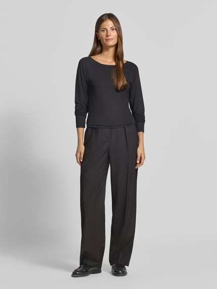 Vrouwenmodel draagt Weite Hose met Woll-Anteil van Lacoste in donkergrijs, gecombineerd met zwarte top, Dames, Ganzkörperansicht von vorne.