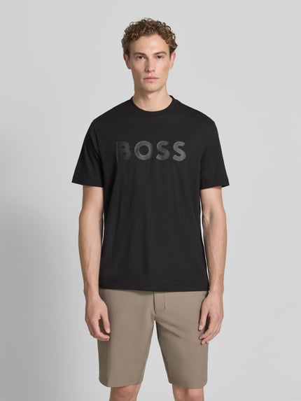 Męskimodel nosi czarny t-shirt Regular Fit T-Shirt aus reiner Baumwolle Modell 'TS_STRUCTURE LOGO 1027473' von BOSS Green, gładka faktura, Ganzkörperansicht von vorne.