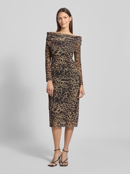 Kobiece model prezentuje Slim Fit Midikleid mit Allover-Animal-Print Modell 'Parda' od ICHI, beżowo-brązowy, transparentny, długie rękawy, długość midi, całościowy wzór animal, marszczenia, krój slim, widok całej sylwetki z przodu.