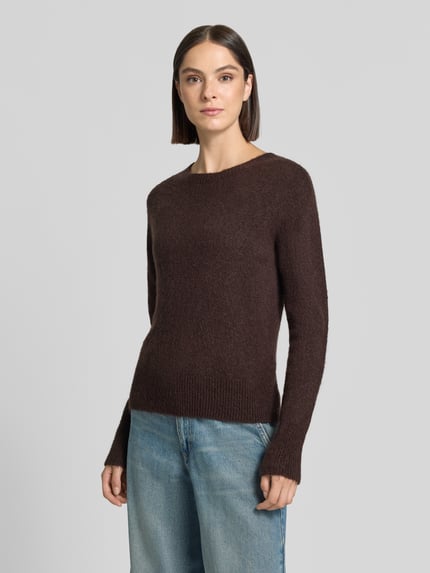 Modelka nosi bluzkę z długim rękawem Slim Fit Longsleeve mit Alpaka-Anteil od Rich & Royal, elastyczna mieszanka materiałów z domieszką alpaki, dzianina, okrągły dekolt, kolor brązowy, Długość tyłu w rozmiarze S: 50 cm, Długość rękawów w rozmiarze S: 78 cm, widok całej sylwetki z przodu.