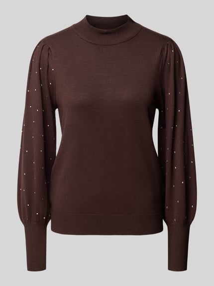 Produktfoto, Strickpullover mit Ziersteinbesatz von FREE/QUENT in Dunkelbraun mit Ballonärmel, Stehkragen, gerippte Abschlüsse, taillierte Passform