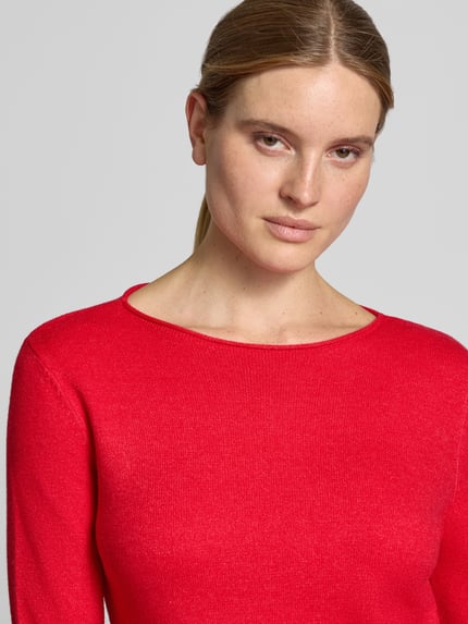 Frauenmodel trägt Regular Fit Strickpullover aus Viskose-Mix mit U-Boot-Ausschnitt von Christian Berg Woman in Rot, Nahaufnahme Oberkörper. Gerippte Abschlüsse, langärmliges Design, überschnittene Schultern, feine Textur.