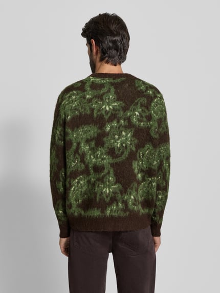 Männermodel trägt Strickpullover mit Rundhalsausschnitt Modell 'Herbert' von Wood Wood im Allover-Look, Material-Mix mit Alpaka-Anteil, Regular-Fit, Rückenlänge 67 cm, Ärmellänge 67 cm, Ganzkörperansicht Rückansicht.
