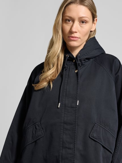 Frauenmodel trägt Regular Fit Jacke aus reiner Baumwolle von Marc O'Polo, Optik: Unifarben, Kapuze mit Tunnelzug, Druckknöpfe, Seitliche Pattentaschen, Passform: Regular-Fit, Material: Reine Baumwolle, Nahaufnahme Oberkörper.