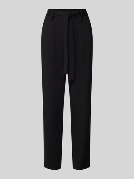 Produktfoto, schwarze Stoffhose in verkürzter Passform Modell 'Popye' von MSCH Copenhagen, lockerer Schnitt, elastischer Bund, Stoffgürtel, glatte Struktur.
