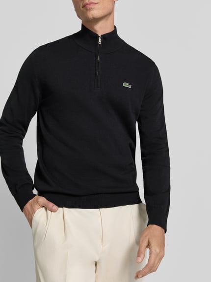 Männermodel trägt Heren pullover met look: effen, structuurpatroon, logopatch, ritssluiting, schipperskraag, fijngebreid materiaal, van Lacoste, Ganzkörperansicht von vorne