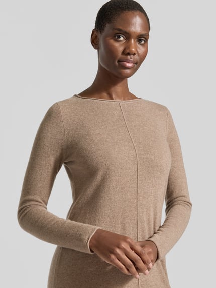 Kobiece modelka nosi Slim Fit Kleid aus reinem Kaschmir in Strick-Optik von Christian Berg Woman, beżowa, z długim rękawem, Długość do kolan, imitacja dzianiny, długość tyłu w rozmiarze S: 103 cm, długość rękawów w rozmiarze S: 62 cm, zbliżenie na górną część ciała.