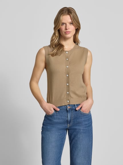 Frauenmodel trägt Regular Fit Pullunder aus Viskose-Mix Modell 'ORINA' von Pieces mit Optik: Unifarben, Feinstrick, Zierknöpfe, Rundhals, Rumpfabschluss: Gerippt; Ganzkörperansicht von vorne.