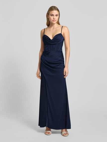 Frauenmodel trägt Abendkleid aus Satin mit Raffungen von Hey Kyla, A-Linie, Maxikleid, Corsagenkleid, dunkelblau, Ganzkörperansicht von vorne.