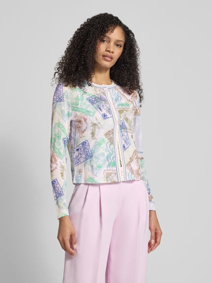 Frauenmodel trägt Strickjacke im Allover-Look mit Rundhalsausschnitt von Marc Cain aus Baumwoll-Mix, Regular-Fit, Knopfleiste, Nahaufnahme Oberkörper.