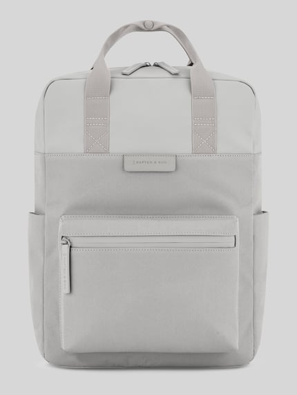 Produktfoto, Rucksack met Label-Detail van Kapten & Son, lichtgrijs materiaal-mix, rits hoofdvak, voorvak, handgreep, schouderriemen, labeldetail, afmetingen 28x37x12 cm, schouderriem 62 cm.