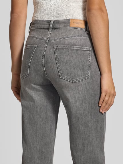 Frauenmodel trägt Straight Fit Jeans aus Baumwoll-Mix Modell 'Tomma' von Marc O'Polo, grauer Denim mit sichtbarer Struktur, Ganzkörperansicht Rückansicht, Damen Straight Fit Jeans von Marc O'Polo DENIM.