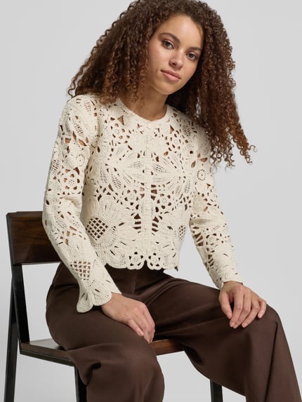 Frauenmodel trägt Cardigan aus Häkelspitze mit Rundhalsausschnitt von Jake*s Collection, Reine Baumwolle, Gerader Schnitt, Knopfleiste, cremefarben, feine Lochstruktur, kombinierbar mit Braun, Ganzkörperansicht von vorne.