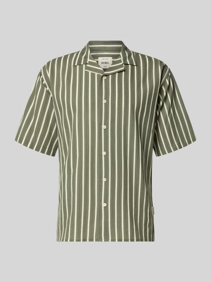 Produktfoto, Regular Fit Freizeithemd mit Reverskragen Modell 'HOWIE' von Redefined Rebel in grün-weißem Allover-Look aus Reine Baumwolle, sichtbare Knopfleiste, strukturierte Oberfläche, Label-Detail, Rückenlänge 60 cm, Schulterbreite 60 cm, Ärmellänge 30 cm, für Herren