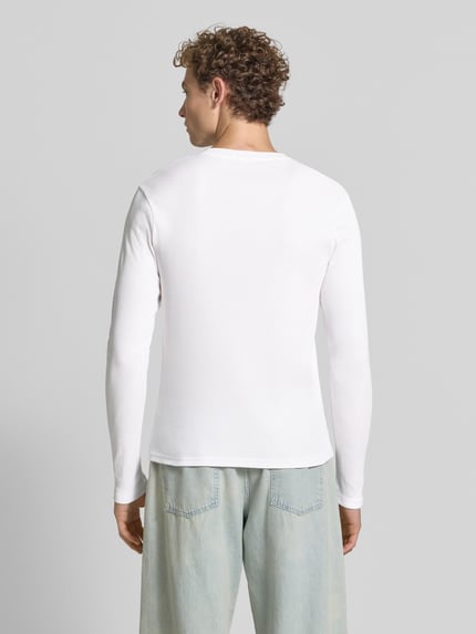 Männermodel trägt wit shirt met lange mouwen van puur katoen met structuurpatroon, slim fit, Model 'Enil' van DRYKORN, ronde hals, ruglengte maat M 67 cm, mouwlengte maat M 69 cm, achterkant volledige lichaamsaanzicht.