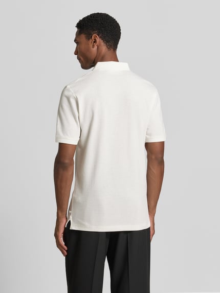 Männermodel trägt weißes Regular-Fit Poloshirt aus Baumwoll-Mix von s.Oliver RED LABEL, glatte Textur, Ganzkörperansicht Rückansicht.