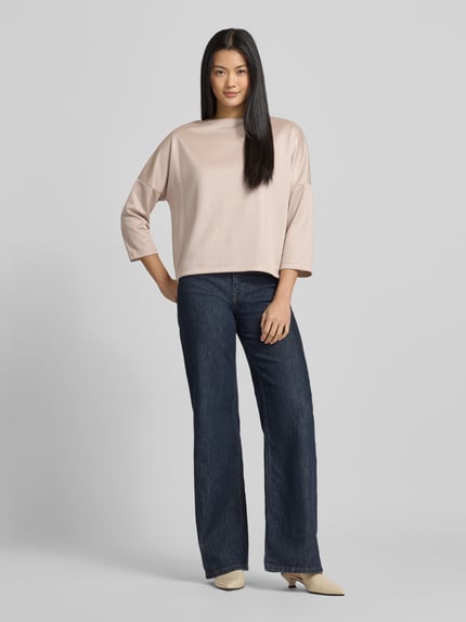 Frauenmodel trägt Pullover mit Viskose-Anteil Modell 'KARITA PURE' von Someday in Beige, lockerer Schnitt, Ganzkörperansicht von vorne.