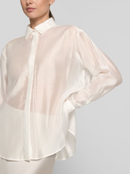 Frauenmodel trägt Regular Fit Bluse aus Lyocell-Mix in semitransparentem Design von Jake*s Cocktail, Hemdblusenkragen, verdeckte Knopfleiste, Rückenlänge 66 cm bei Größe 36, Ganzkörperansicht von vorne.
