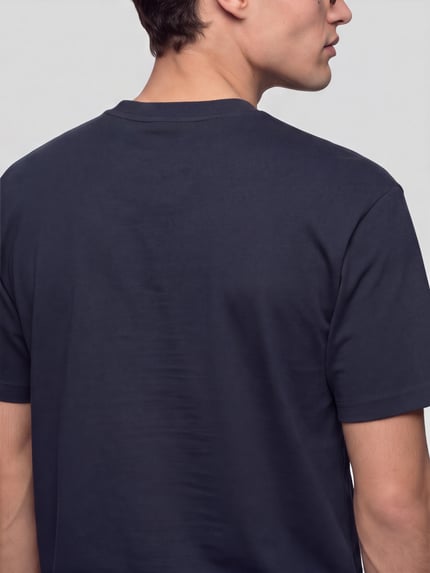 Männermodel trägt Loose Fit T-Shirt mit Rundhalsausschnitt Modell 'OSCAR' von SELECTED, unifarben, Baumwoll-Mix, Ganzkörperansicht Rückansicht.