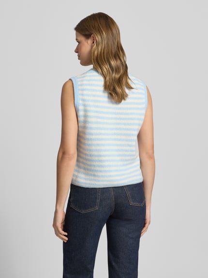 Frauenmodel trägt Regular Fit Strickweste mit Woll-Anteil Modell 'MALOU' von Pieces, Optik:Allover-Muster, gestreift, Materialverarbeitung: Rippstrick, Ganzkörperansicht Rückansicht.