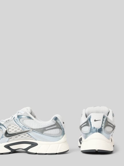 Produktfoto, Sneaker mit Logo-Detail Modell 'V5 RNR' van Nike in wit, grijs en zilver met mesh en glanzende accenten, heren sneaker