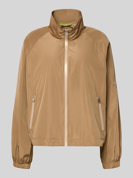 Produktfoto, Jacke mit elastischen Abschlüssen und Stehkragen von Fuchs Schmitt in Beige, Gerader-Schnitt, Reißverschluss, Raglanärmel, Seitliche Reißverschlusstaschen, Rückenlänge 56 cm, Schulterbreite 38 cm, Brustweite 48 cm, Ärmellänge 43 cm, glatte Textur