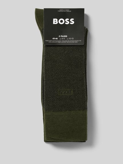 Produktfoto, Strümpfe aus Baumwoll-Mix im 2er-Pack von BOSS in Olivgrün mit Fischgrätenmuster, elastischem Bund und Label-Schriftzug