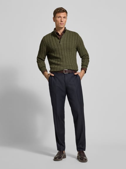 Männermodel trägt Strickpullover mit gerippten Abschlüssen von Fynch-Hatton in Oliv, Baumwoll-Woll-Mix, Regular-Fit, Ganzkörperansicht von vorne.