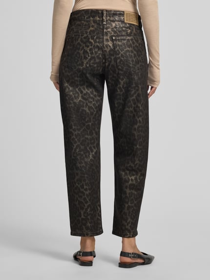 Frauenmodel trägt Barrel Jeans mit Animal Print von MAC in dunklen Brauntönen, 5-Pocket-Design, Denim-Optik, Ganzkörperansicht Rückansicht.