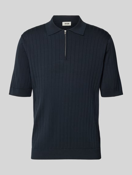 Produktfoto, Regular Fit Poloshirt mit kurzem Reißverschluss von Drykorn in Dunkelblau, reine Baumwolle, feine Rippstruktur, Modell 'NIIVAN'.