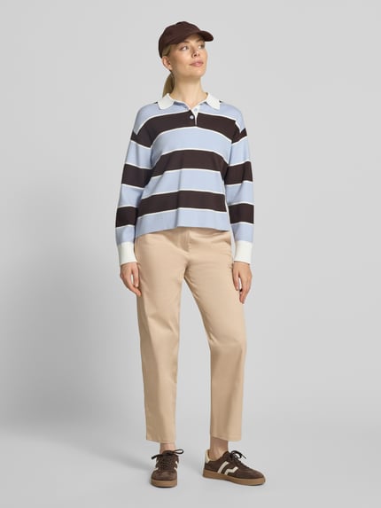 Vrouwenmodel draagt Straight Fit Chino uit katoenmix van Lacoste in beige, zachte stof, eenvoudige lijnen, dames straight fit chino, volledig lichaam vooraanzicht